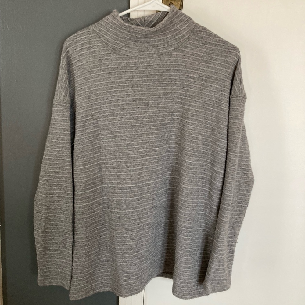 Neuflora Melbourne sweater, size small